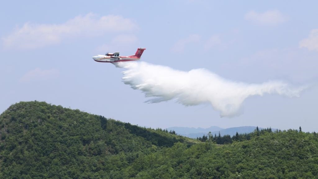 AG600飛機在四川西昌開展典型滅火場景驗證試飛科目（2023年6月攝）。新華社發(fā)（中國航空工業(yè)集團供圖）