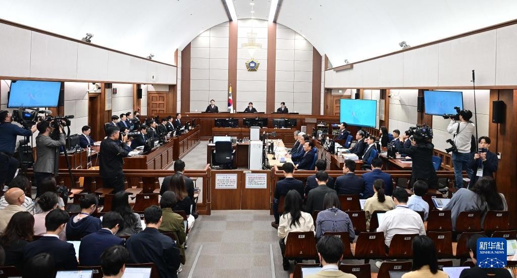 這是4月21日拍攝的韓國首爾中央地方法院庭審現(xiàn)場。新華社/紐西斯通訊社