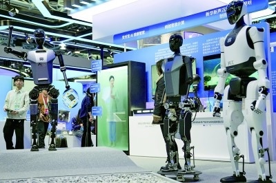 3月27日，在中關(guān)村展示中心常設(shè)展上，人形機(jī)器人“天工”向參觀者招手示意。新華社記者 鞠煥宗攝