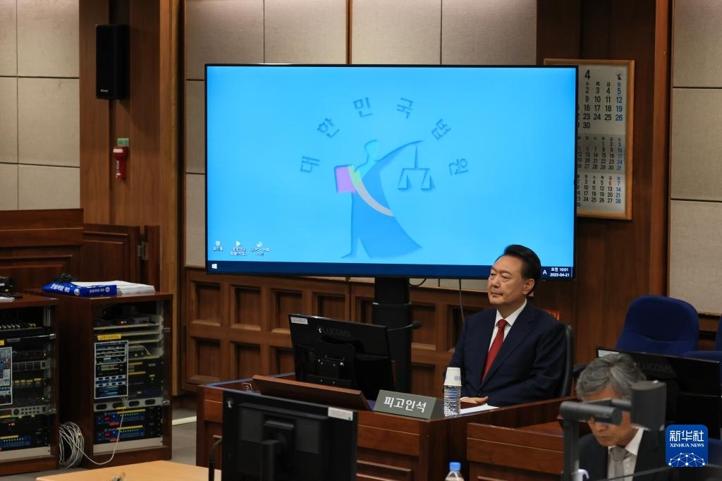 4月21日，尹錫悅在韓國首爾中央地方法院出席庭審。新華社/紐西斯通訊社