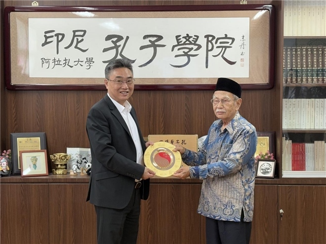 雙方交換禮物。活動主辦方供圖