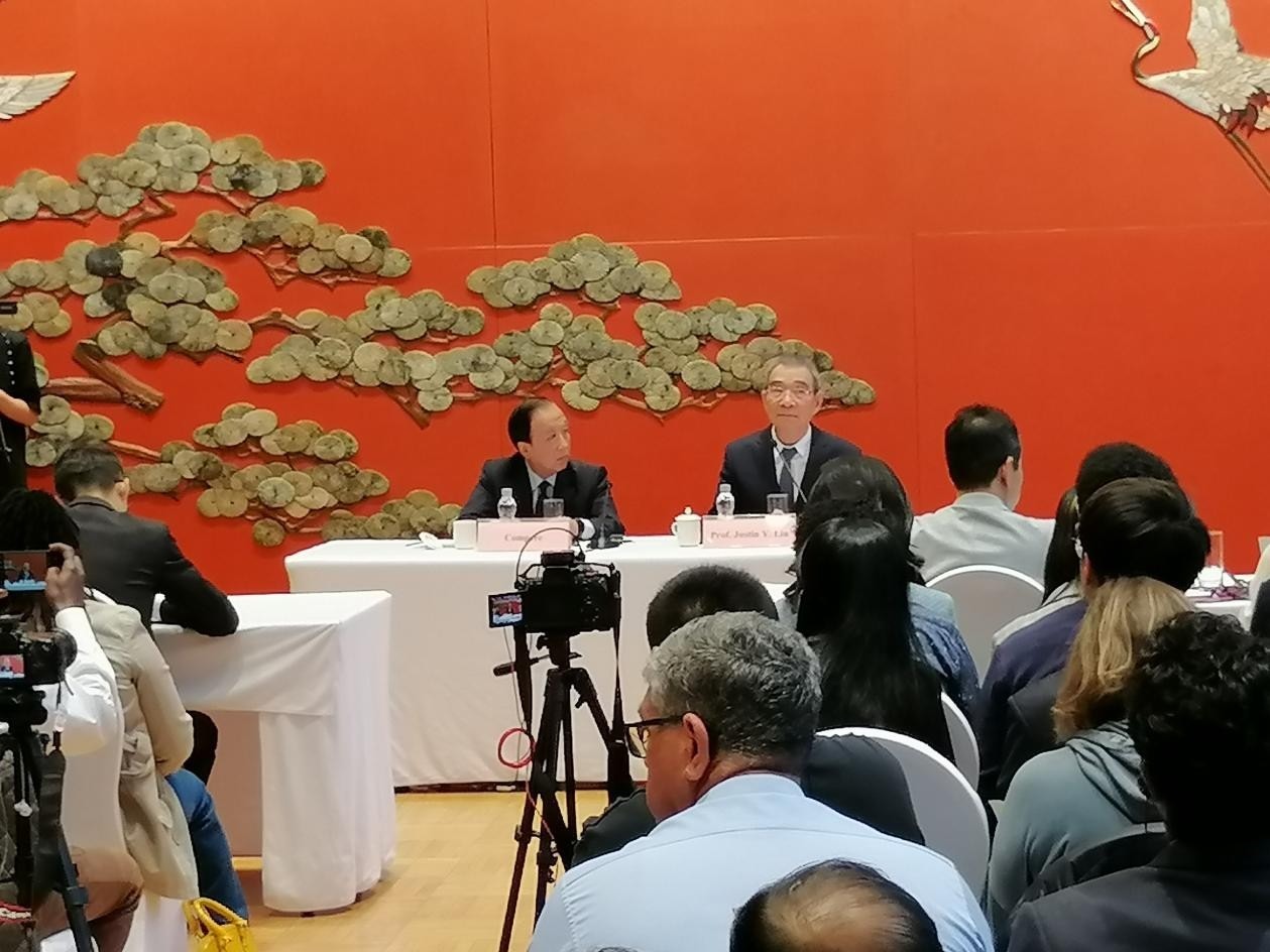 圖為21日舉行的“臨甲7號沙龍”，林毅夫（右一）在回答中外媒體記者的提問。 人民網(wǎng)記者 李瀟攝