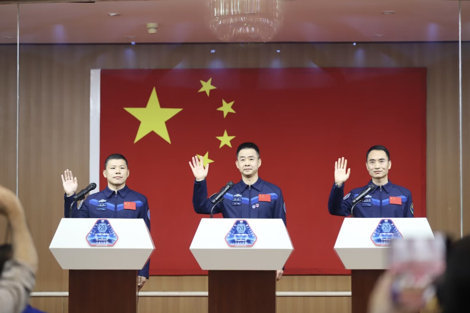 4月23日，神舟二十號航天員乘組在酒泉衛(wèi)星發(fā)射中心問天閣與中外媒體記者集體見面。人民網(wǎng)記者 黃帆攝