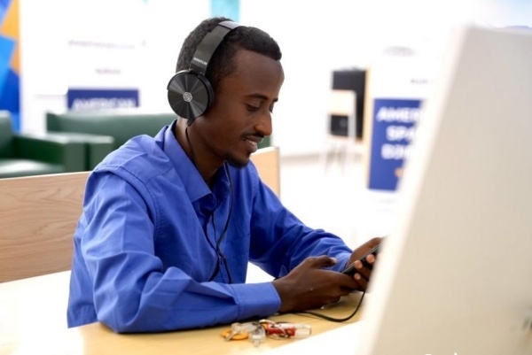 在明亮現(xiàn)代的信息技術(shù)閱覽室，當(dāng)?shù)刈x者正在沉浸式學(xué)習(xí)，塔里克·易卜拉欣攝