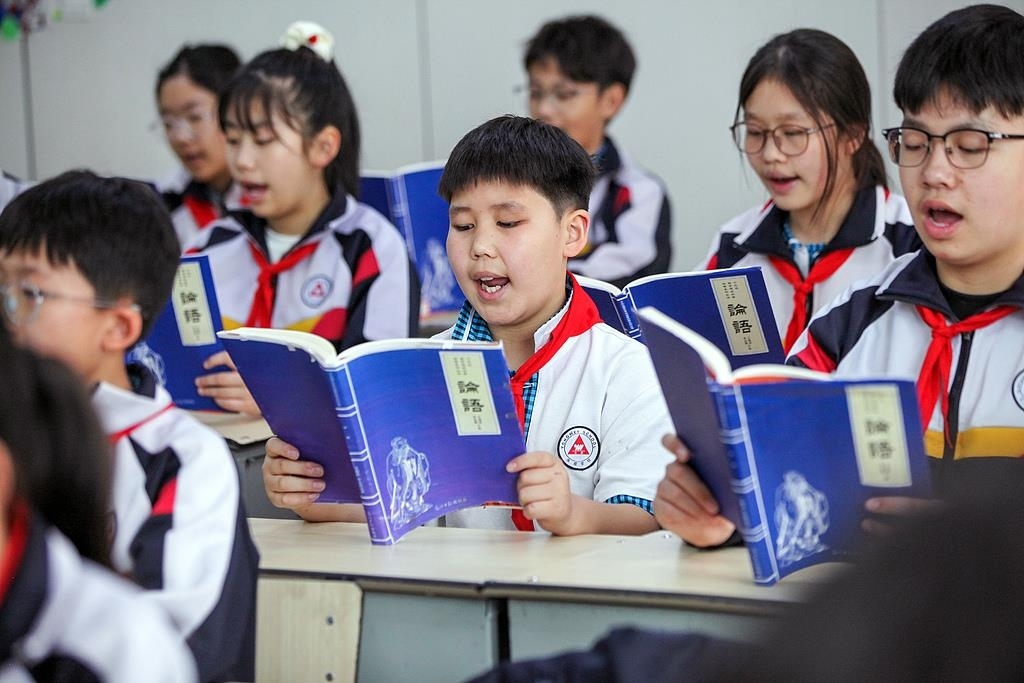 △2025年4月21日，河南焦作，學(xué)生們?cè)谡b讀《論語(yǔ)》。