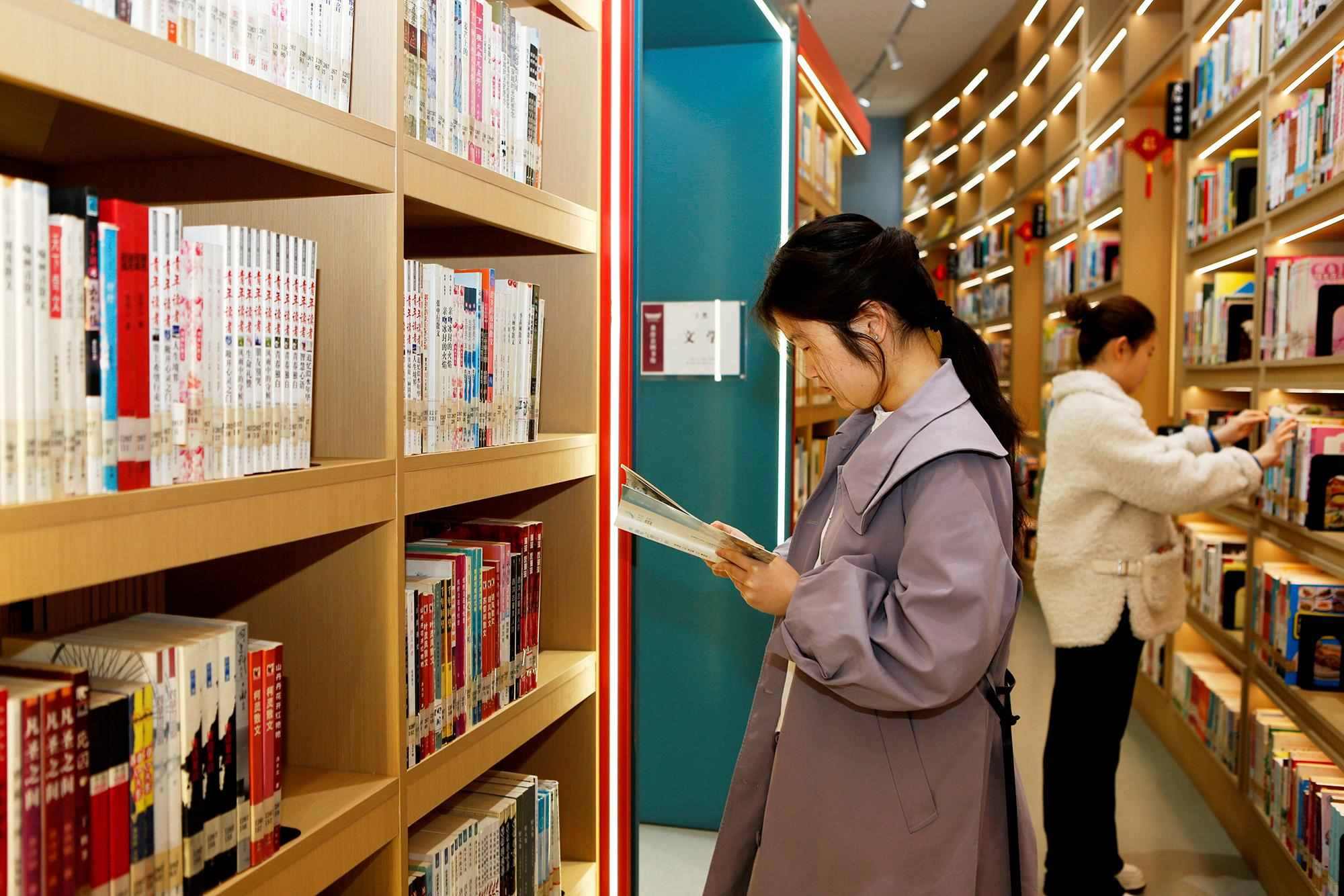 △2025年3月29日，讀者在山西臨汾市襄汾縣圖書(shū)館閱讀。