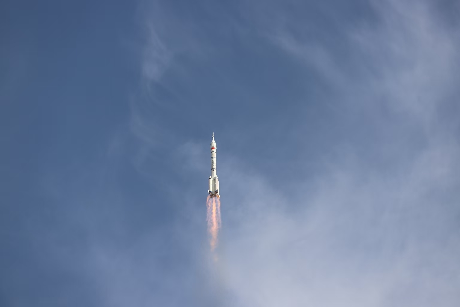 長征二號(hào)F遙二十運(yùn)載火箭點(diǎn)火發(fā)射。人民網(wǎng)記者 黃帆攝