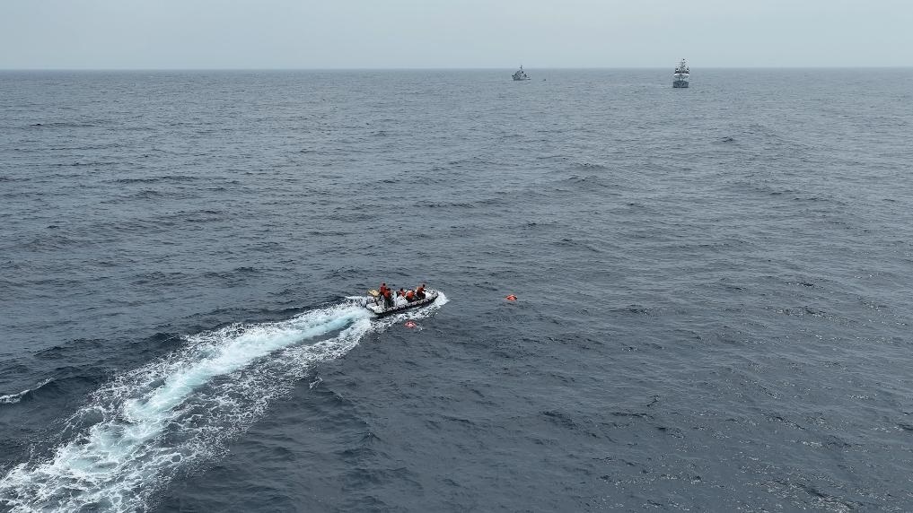 4月23日，中越海警開(kāi)展海上聯(lián)合搜救演練，模擬營(yíng)救落水人員。（中國(guó)海警供圖）