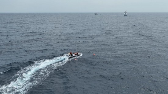 4月23日，中越海警開展海上聯(lián)合搜救演練，模擬營救落水人員。（中國海警供圖）