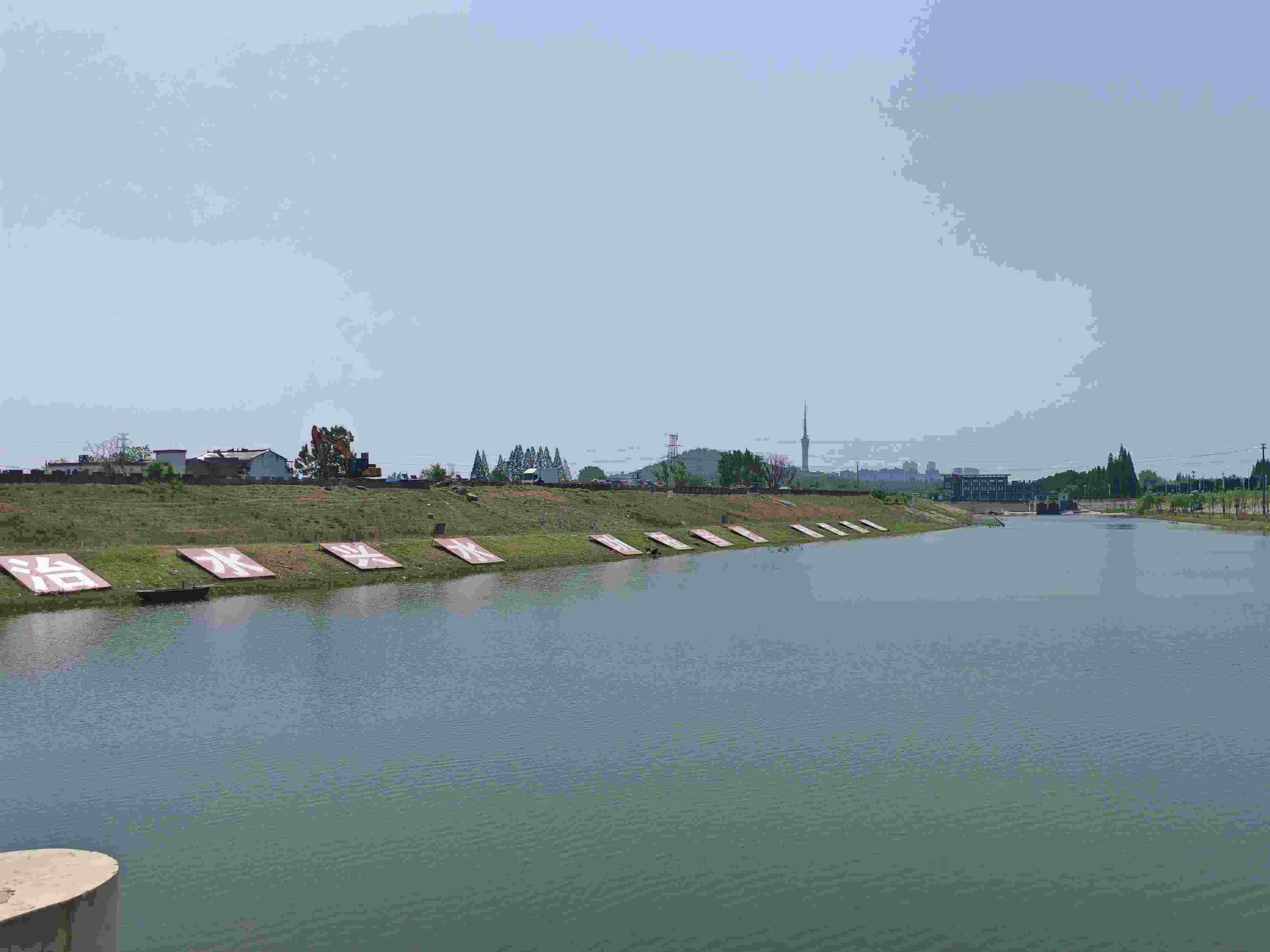 在龍子湖樞紐上眺望靚麗的淮河美景。人民網記者 王子鋒攝