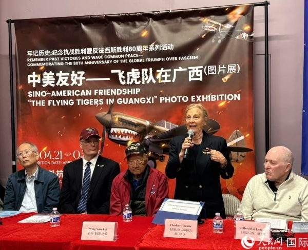 飛虎隊(duì)老兵后裔在現(xiàn)場分享父輩的歷史，正在發(fā)言者為夏琳·芳汀 人民網(wǎng)記者 鄧圩攝