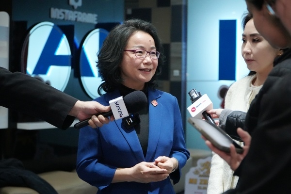 沈敏娟大使接受中蒙主流媒體采訪。中國(guó)駐蒙古國(guó)使館供圖