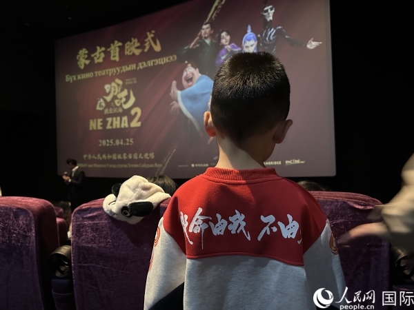 圖為首映式現(xiàn)場(chǎng)，一位小朋友身穿帶有《哪吒2》電影元素的衣服。人民網(wǎng)記者 張朋輝攝