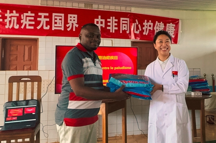 【3】贈(zèng)送抗瘧物資。中國（山西）第24批援喀麥隆姆巴爾馬尤醫(yī)療隊(duì) 供圖