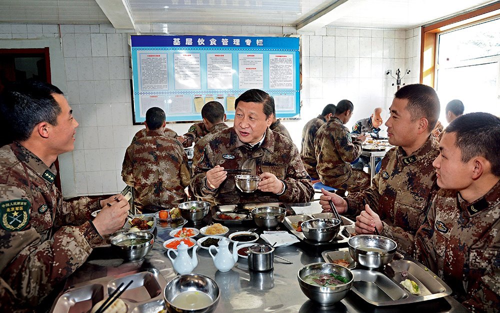 2014年1月26日，習(xí)近平主席專(zhuān)程來(lái)到內(nèi)蒙古軍區(qū)邊防某部，親切看望慰問(wèn)戍邊官兵。這是在連隊(duì)食堂，習(xí)近平主席同戰(zhàn)士們一起用餐。