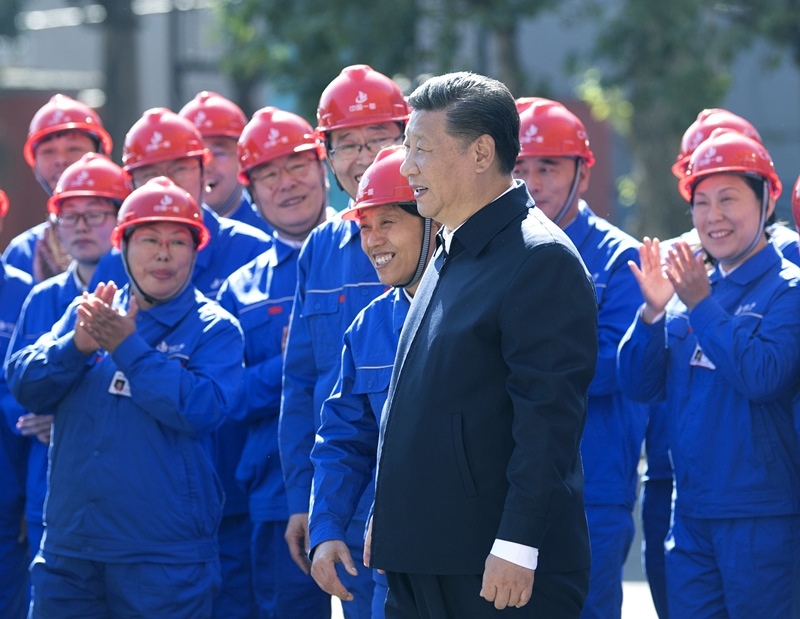 2018年9月26日，在中國一重集團(tuán)，習(xí)近平總書記走到工人中間，同大家親切交流。