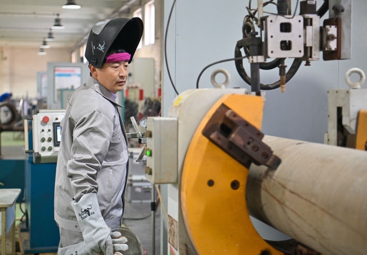 在中石化第四建設(shè)有限公司工匠學(xué)院，全國人大代表、中石化第四建設(shè)有限公司工匠學(xué)院焊接教練張振連操作自動焊機（2025年2月21日攝）。新華社記者 孫凡越 攝