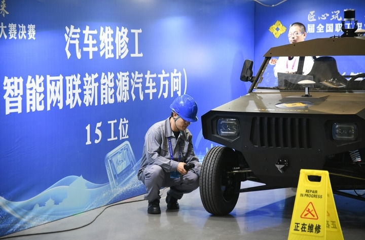2024年9月11日，由全國總工會、人力資源和社會保障部等單位主辦的第八屆全國職工職業(yè)技能大賽決賽在陜西開幕。這是選手在位于西安國際會展中心的比賽場地參加汽車維修工（智能網(wǎng)聯(lián)新能源汽車方向）工種比賽。新華社記者 張博文 攝