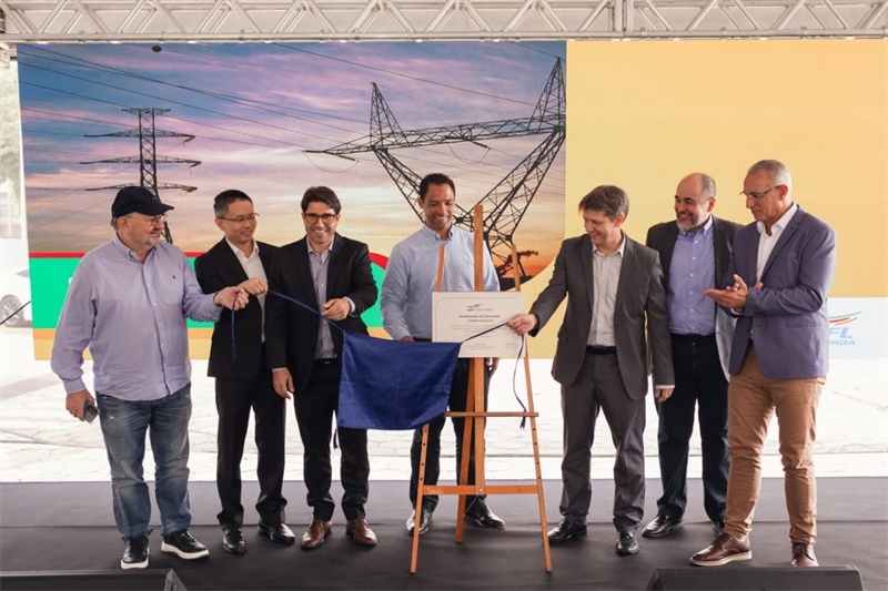 CPFL公司執(zhí)行副總裁弗拉維奧·恩里克·里貝羅（中）、CPFL輸電公司總裁李甫（左二）、南里奧格蘭德州州議員阿洛伊西奧·克拉斯曼（左一）、州長代表豪爾赫·波佐邦（右一）等出席投運儀式。 中國國家電網巴西電力CPFL公司供圖