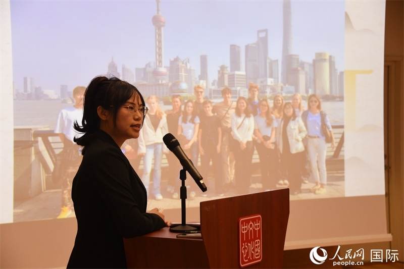 斯德哥爾摩考試中心經(jīng)理陳曦介紹“漢語水平考試”情況。人民網(wǎng)記者 殷淼攝