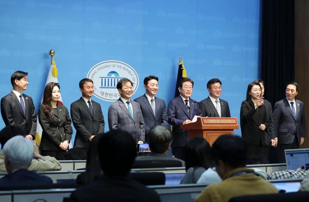 4月11日，李在明在韓國(guó)首爾舉行的新聞發(fā)布會(huì)上介紹他的總統(tǒng)競(jìng)選團(tuán)隊(duì)。新華社記者姚琪琳攝