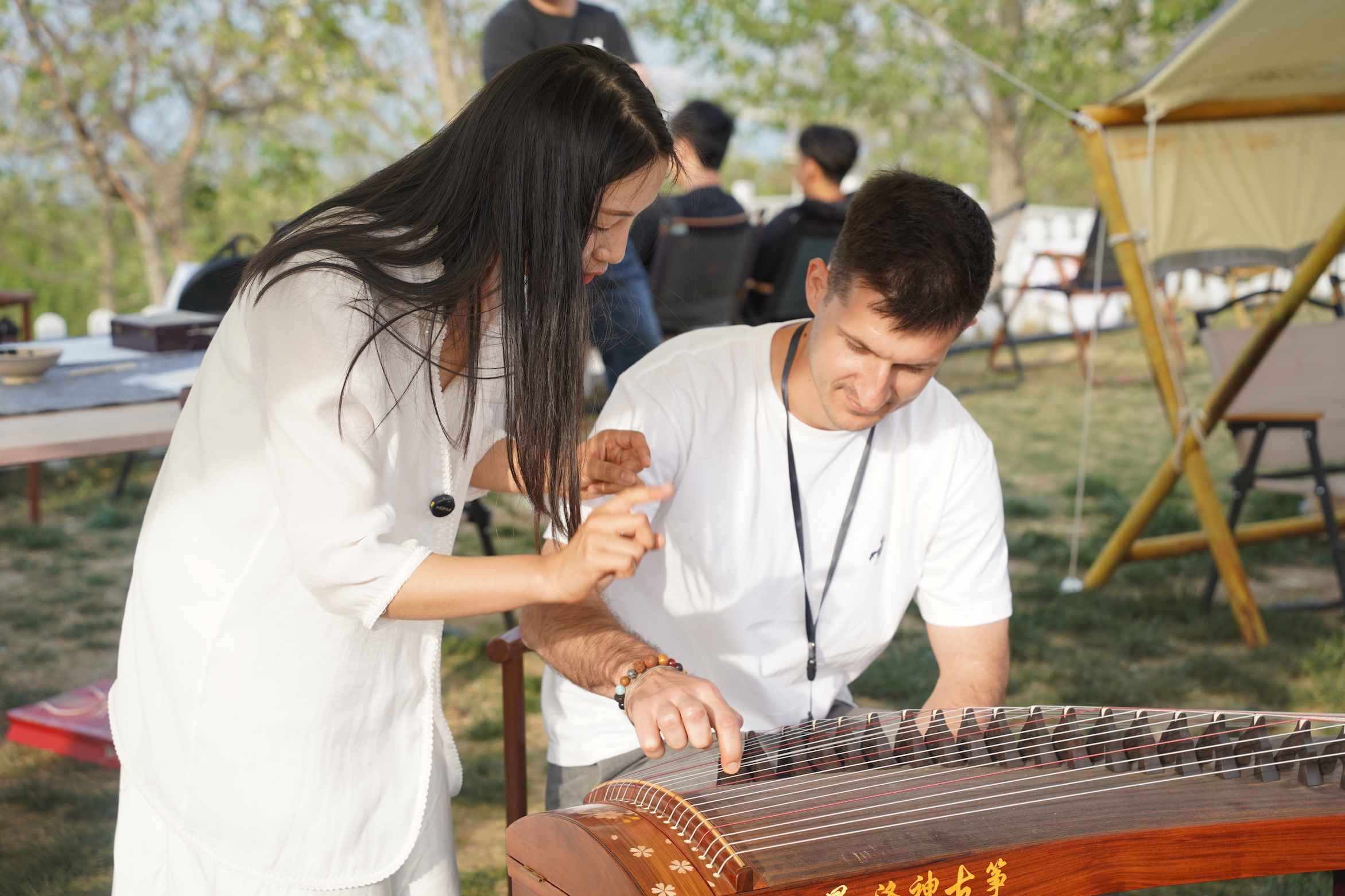 外媒體記者古箏體驗(yàn)。主辦方供圖