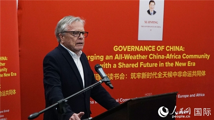 南非前駐日本、西班牙、馬達(dá)加斯加大使、浙江師范大學(xué)非洲研究院資深研究員赫特·赫羅布勒在讀書(shū)會(huì)上發(fā)言。人民網(wǎng) 劉暢攝