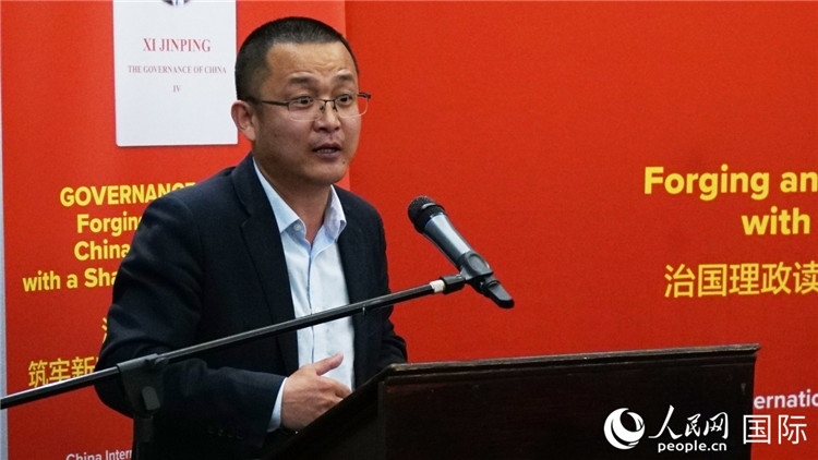 中非青年婦女協(xié)會(huì)主席、南非大學(xué)教授秦效順在讀書(shū)會(huì)上發(fā)言。人民網(wǎng) 劉暢攝