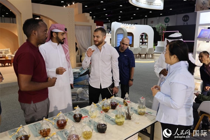 在“閱讀中國”館，當(dāng)?shù)刈x者通過品味中國茶，了解中國文化。人民網(wǎng)記者 張志文攝