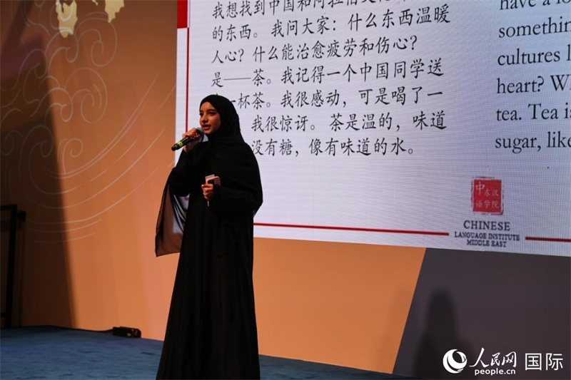 第四屆“阿聯(lián)酋眼中的中國”中文比賽上，一位阿聯(lián)酋漢語學(xué)習(xí)者與觀眾分享對(duì)中國茶文化的思考。人民網(wǎng)記者 張志文攝