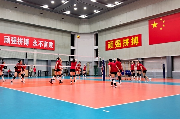 4月28日，中國女排在主教練趙勇的帶領(lǐng)下進(jìn)行訓(xùn)練。人民網(wǎng)記者 胡雪蓉?cái)z