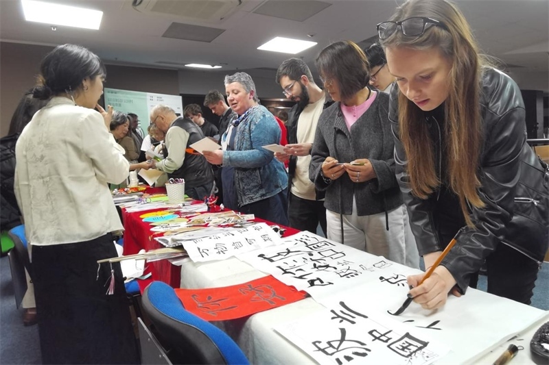 現(xiàn)場(chǎng)來(lái)賓體驗(yàn)中國(guó)傳統(tǒng)文化。中國(guó)駐波蘭大使館供圖。