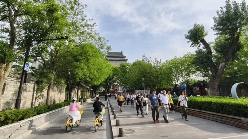 外國(guó)游客游覽北京鼓樓。人民網(wǎng)記者 李楠樺攝