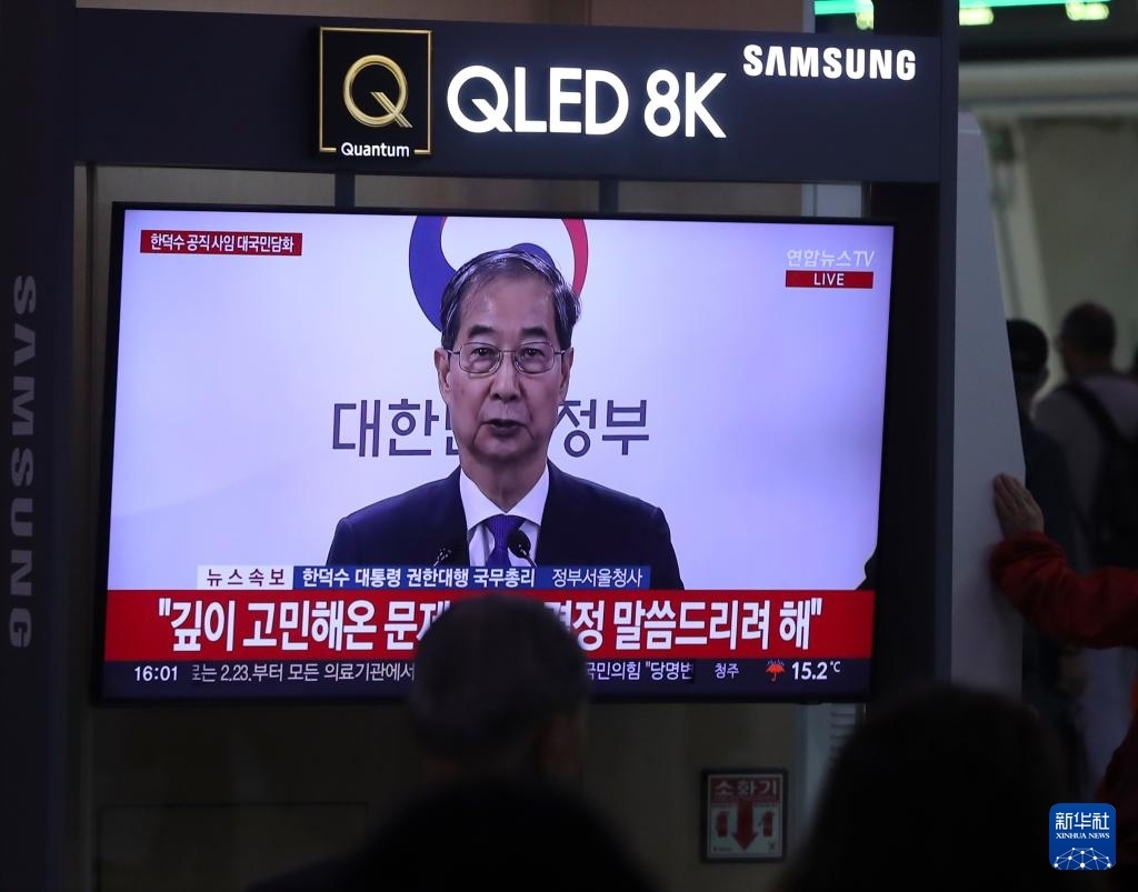 5月1日，在韓國(guó)首爾火車站，民眾觀看韓德洙辭職的新聞。新華社記者 姚琪琳 攝