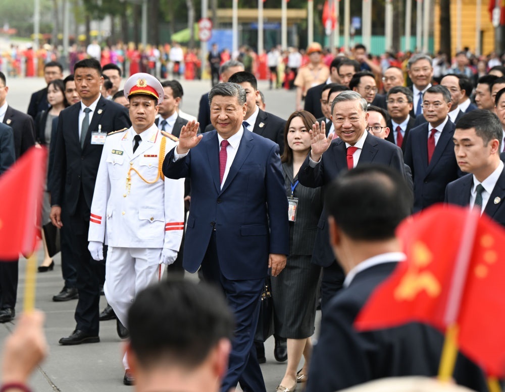 4月14日，中共中央總書記、國家主席習(xí)近平抵達(dá)河內(nèi)對越南進(jìn)行國事訪問。當(dāng)日下午，越共中央總書記蘇林為習(xí)近平舉行隆重歡迎儀式。這是歡迎儀式后，習(xí)近平和蘇林一同步行前往越共中央駐地舉行會(huì)談時(shí)，向歡迎人群揮手致意。新華社記者 張領(lǐng) 攝