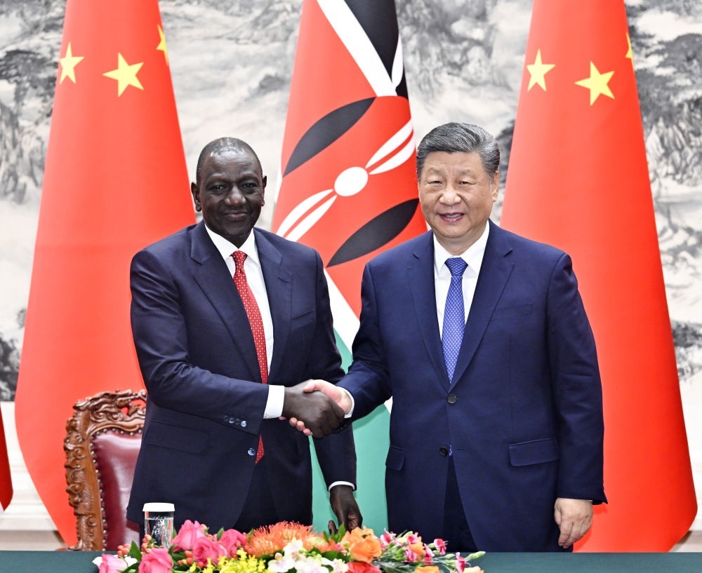 4月24日上午，國家主席習(xí)近平在北京人民大會(huì)堂同來華進(jìn)行國事訪問的肯尼亞總統(tǒng)魯托舉行會(huì)談。這是習(xí)近平同魯托握手。新華社記者 岳月偉 攝