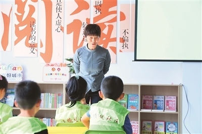 田桂月帶領(lǐng)孩子共讀繪本《點》。李澤罡攝