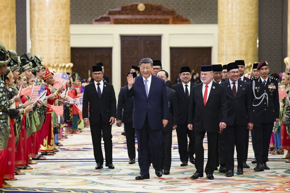 4月16日上午，馬來西亞最高元首易卜拉欣在馬來西亞國家王宮同中國國家主席習(xí)近平舉行會(huì)見。會(huì)見后，習(xí)近平出席易卜拉欣舉行的歡迎宴會(huì)。這是習(xí)近平向歡迎人群揮手致意。新華社記者 黃敬文 攝