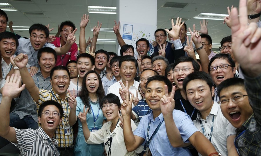 2013年8月29日，習(xí)近平總書記在東軟集團(tuán)（大連）有限公司同年輕員工親切合影。新華社記者 鞠鵬 攝