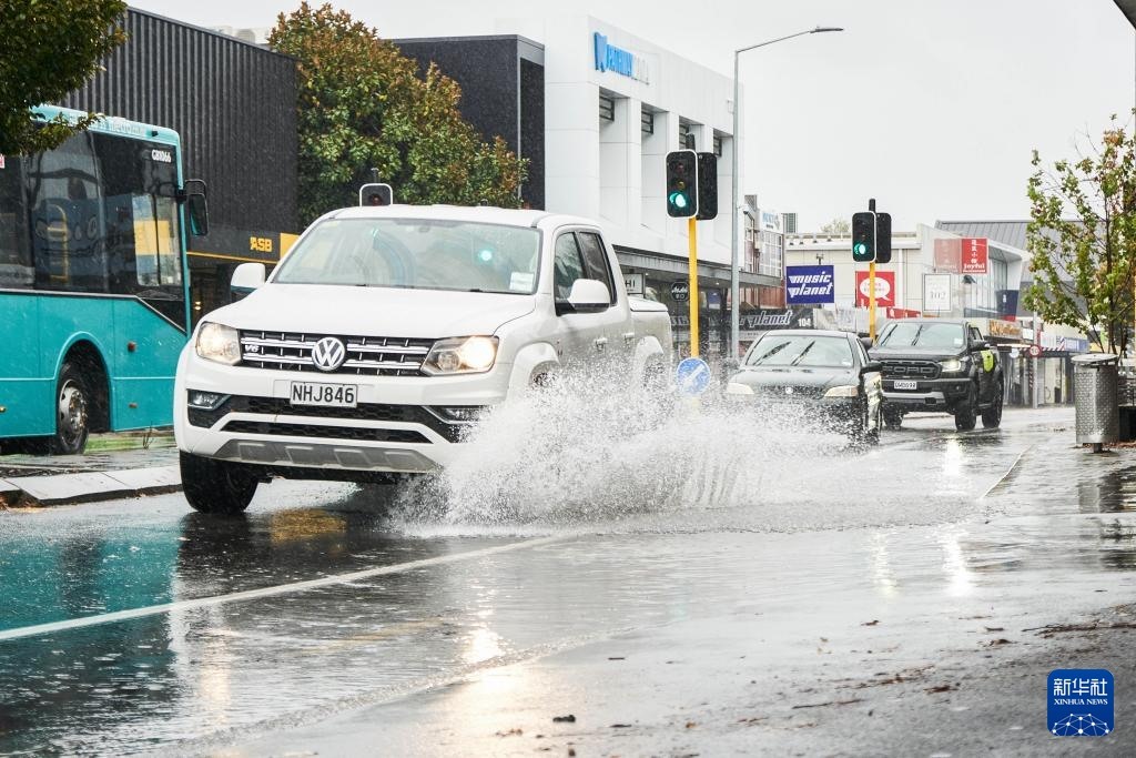 5月1日，汽車行駛在新西蘭南島城市克賴斯特徹奇的街頭。新華社發(fā)（陳思雨蒙 攝）