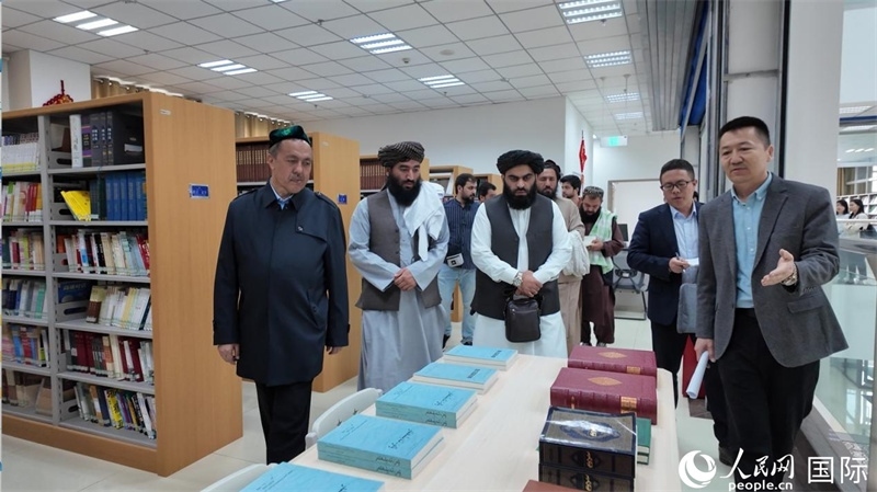 代表團(tuán)在新疆伊斯蘭教經(jīng)學(xué)院圖書(shū)館參觀。人民網(wǎng)記者 章凱風(fēng)攝