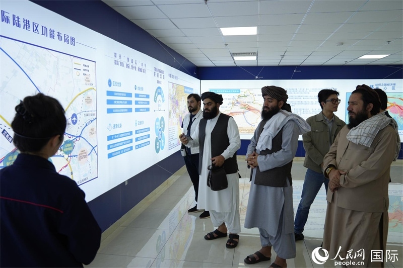 代表團(tuán)在烏魯木齊國(guó)際陸港區(qū)參觀。人民網(wǎng)記者 章凱風(fēng)攝