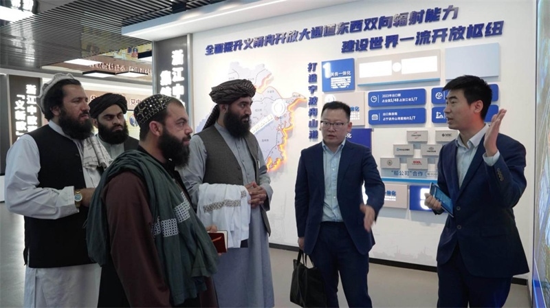 代表團(tuán)在義新歐班列始發(fā)站參觀。CGTN記者 楊剛攝