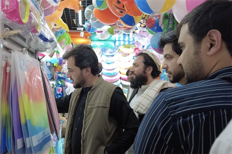 代表團(tuán)在義烏國(guó)際商貿(mào)城參觀。CGTN記者 楊剛攝