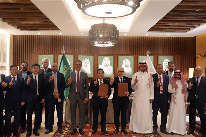 簽約合影。中國鐵建供圖