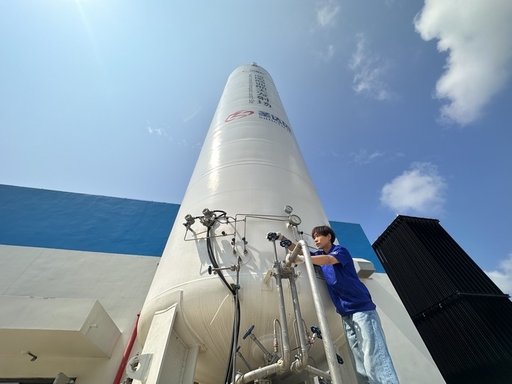 陳恩偉在海南商業(yè)航天發(fā)射場技術區(qū)罐區(qū)進行液氮轉注前準備。新華社記者 陳凱姿 攝