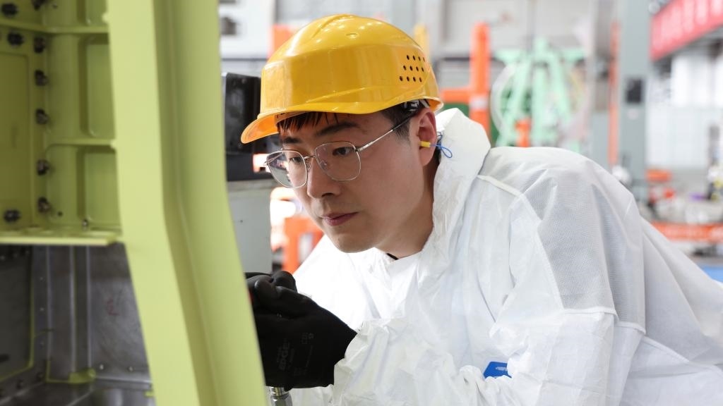 在中國航空工業(yè)集團成飛車間內(nèi)，飛機鉚裝鉗工首席操作技師馮攀龍正在工作。（新華社發(fā)）