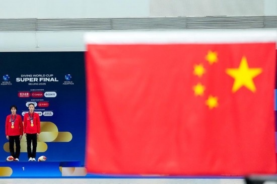 5月2日，獲得2025年跳水世界杯總決賽女子雙人10米臺(tái)冠軍的中國組合陳芋汐（右）/全紅嬋在頒獎(jiǎng)儀式上。新華社記者 鞠煥宗 攝