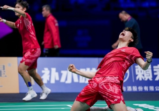 5月3日，中國隊組合馮彥哲（右）/黃東萍在半決賽混雙比賽后慶祝。新華社記者 孫非 攝