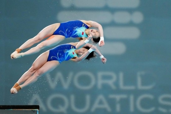 5月2日，陳芋汐（上）/全紅嬋在比賽中。新華社記者 鞠煥宗 攝